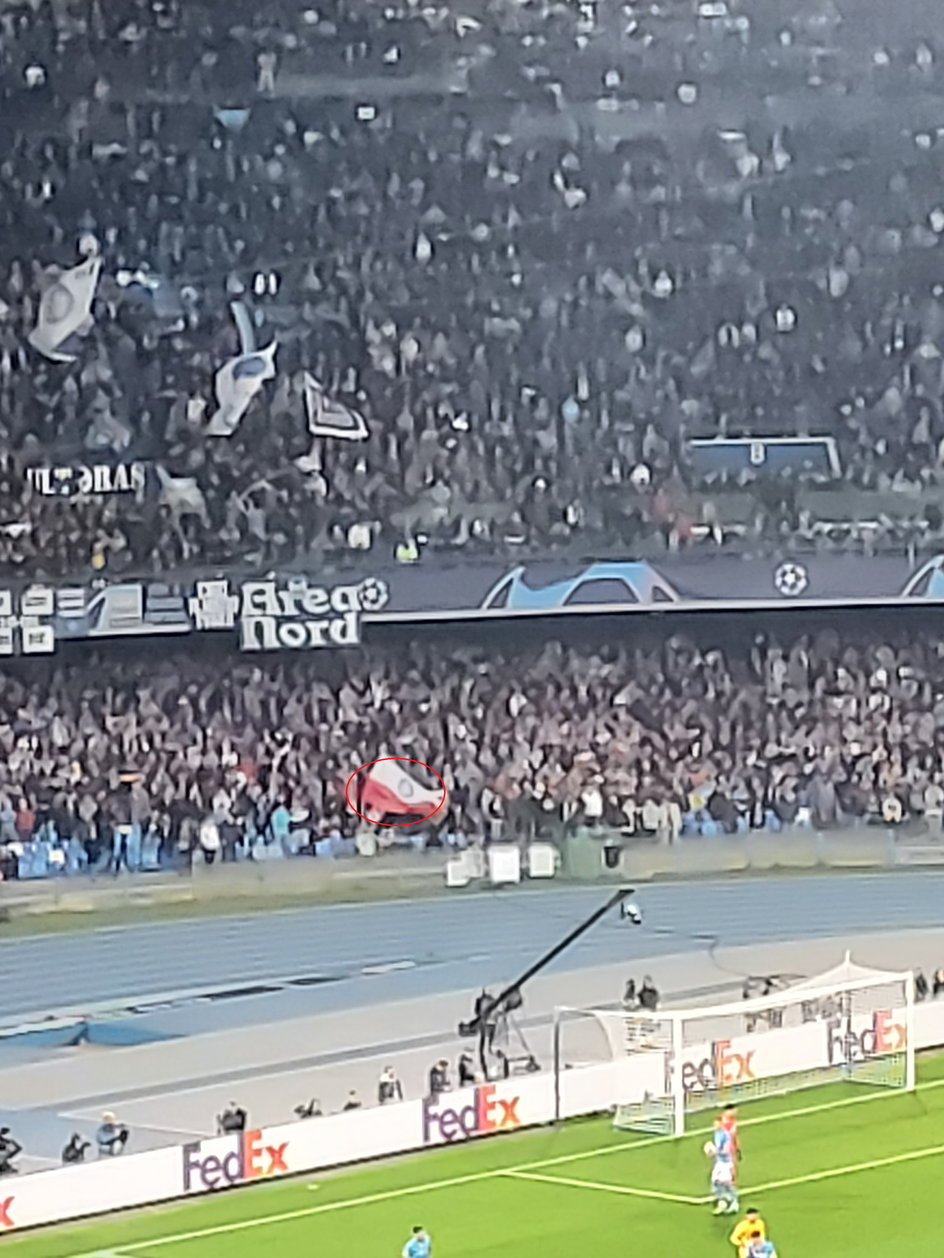 Polska flaga powiewa na trybunach stadionu w Neapolu