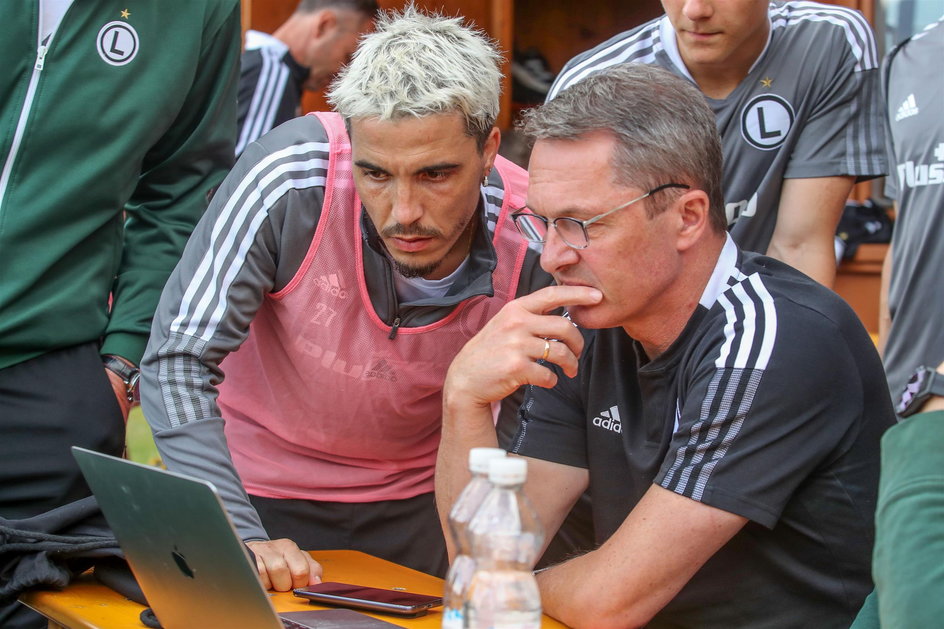 Jacek Zieliński z Josue przy laptopie