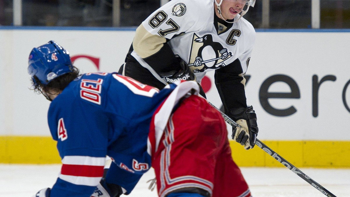 Sidney Crosby (w tle) i Michael Del Zotto (front)