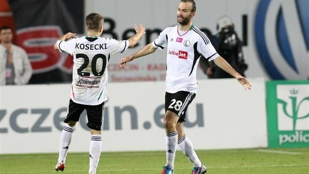 Danijel Ljuboja i Jakub Kosecki cieszą się ze zwycięstwa w meczu Pogoń - Legia 0:3.