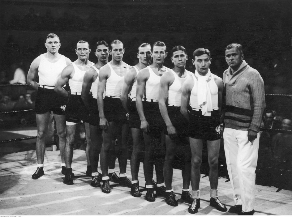 Bokserska reprezentacja Polski w 1934 roku. Stoją od lewej: Ryszard Krenz, Walery Karpiński, Henryk Chmielewski, Czesław Taborek, Janisław Sipiński, Czesław Cyraniak pseudonim Kajnar, Wiktor Moczko, Szaspel Rotholc i trener Feliks Stamm.