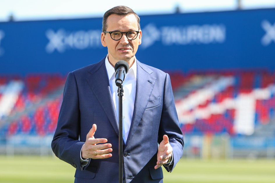 Mateusz Morawiecki przemawiający na stadionie Rakowa Częstochowa (maj 2023 r.)