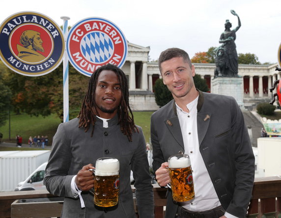 epa07076732 - GERMANY SOCCER BAYERN MUNICH OKTOBERFEST (FC Bayern Munich attends Oktoberfest)