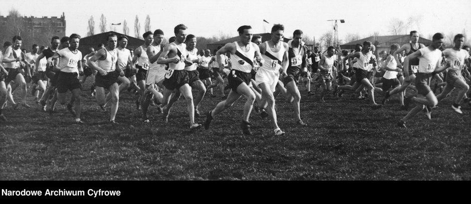 Petkiewicz (nr 6), a obok niego z prawej Kusociski w VI Biegu Narodowym przeprowadzonym  3 maja 1931 roku na dystansie 8 km. „Kusy” wygrał i uchodził za specjalistę od biegów przełajowych