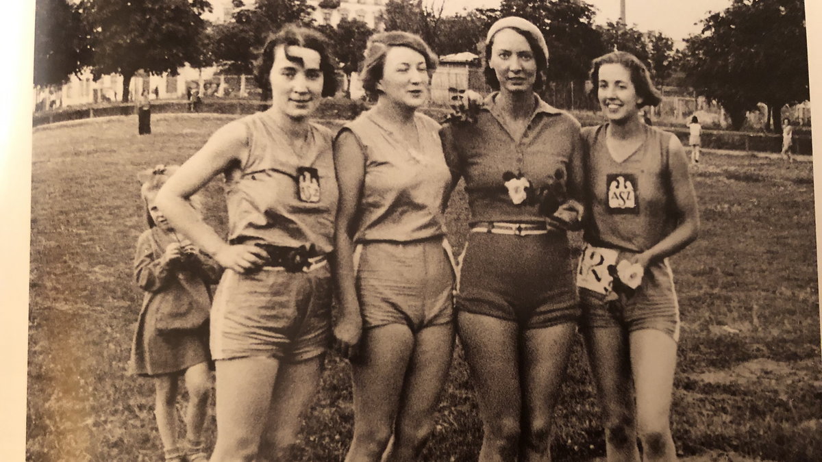 Swój ostatni rekord Polski królowa rzutu dyskiem Halina Konopacka-Matuszewska (druga od prawej) ustanowiła w 1931 roku w Warszawie, w... sztafecie 4x200 m
