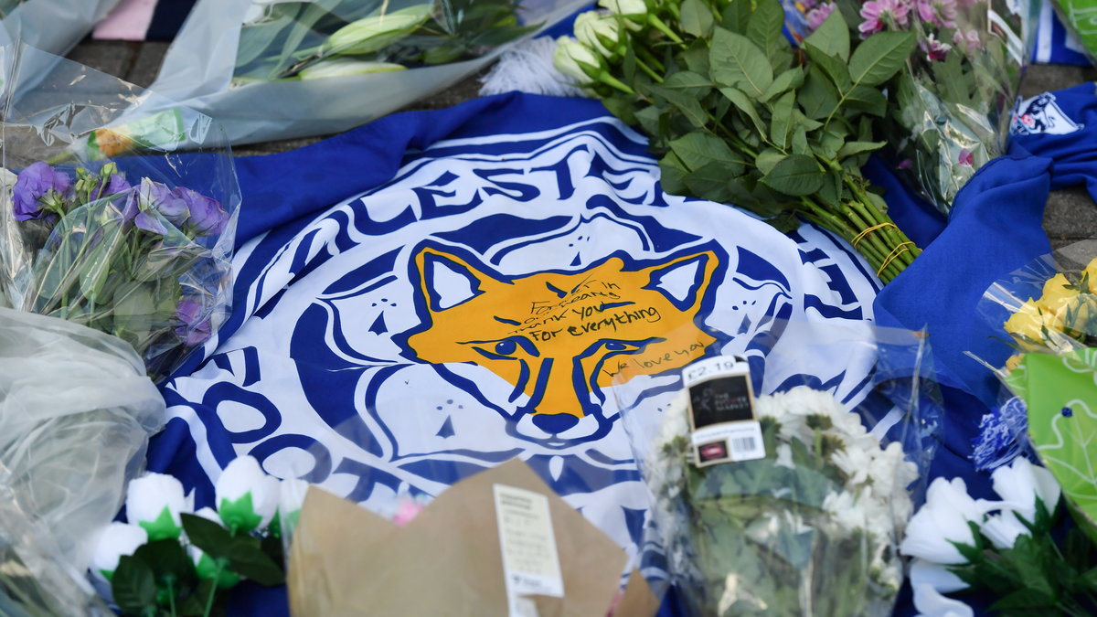 Fani składają kwiaty i flagi pod stadionem Leicester