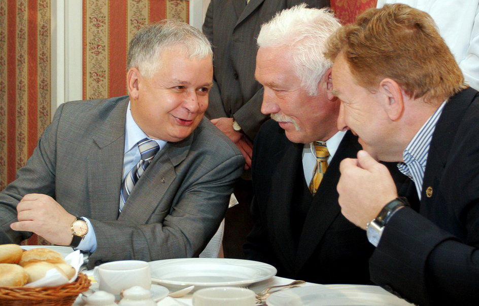 Lech Kaczyński, Władysław Kozakiewicz i Andrzej Supron podczas konwencji kończącej kampanię wyborczą Lecha Kaczyńskiego do głosowania w wyborach prezydenckich na kandydata PiS (21 października 2005 roku). 