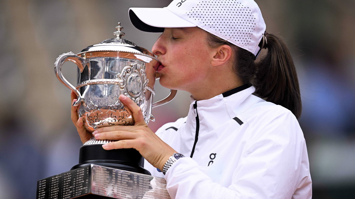 Iga Świątek z trofeum za wygranie Roland Garros