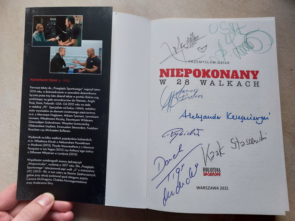 Książka "Niepokonany w 28 walkach" z autografami gwiazd