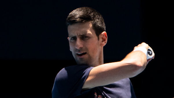 Novak Djoković podczas treningu przed turniejem Australian Open 2022, do którego ostatecznie nie został dopuszczony z powodu niezaszczepienia się przeciwko COVID-19 (12.01.2022)