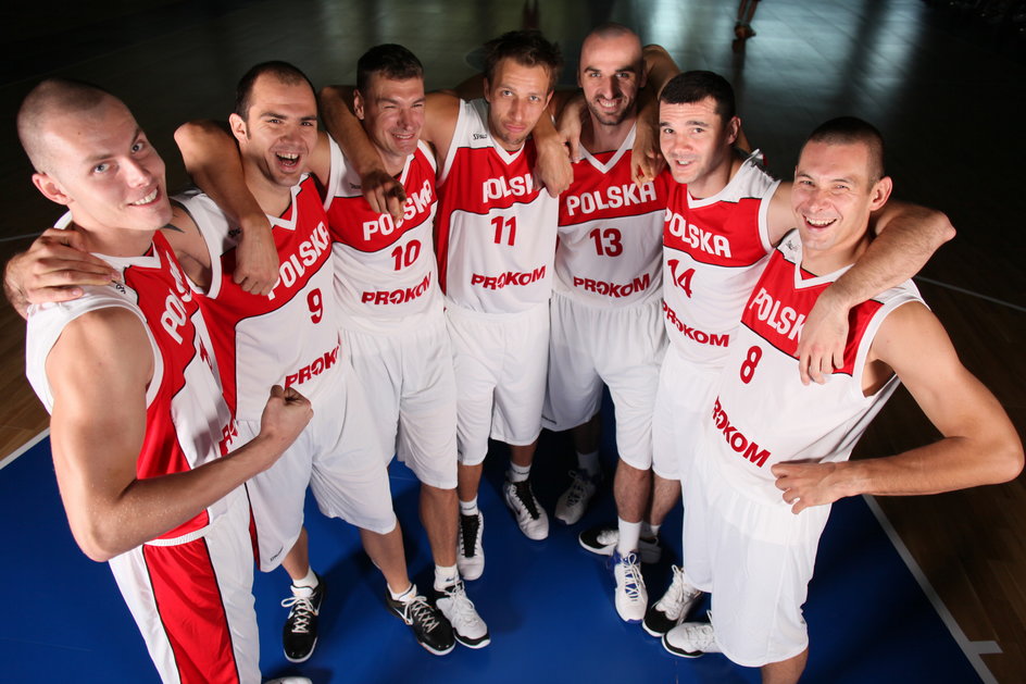 od lewej Maciej Lampe, Szymon Szewczyk, Adam Wójcik, Michał Ignerski, Marcin Gortat, Robert Witka, Filip Dylewicz przed EuroBasketem w Polsce w 2009 roku