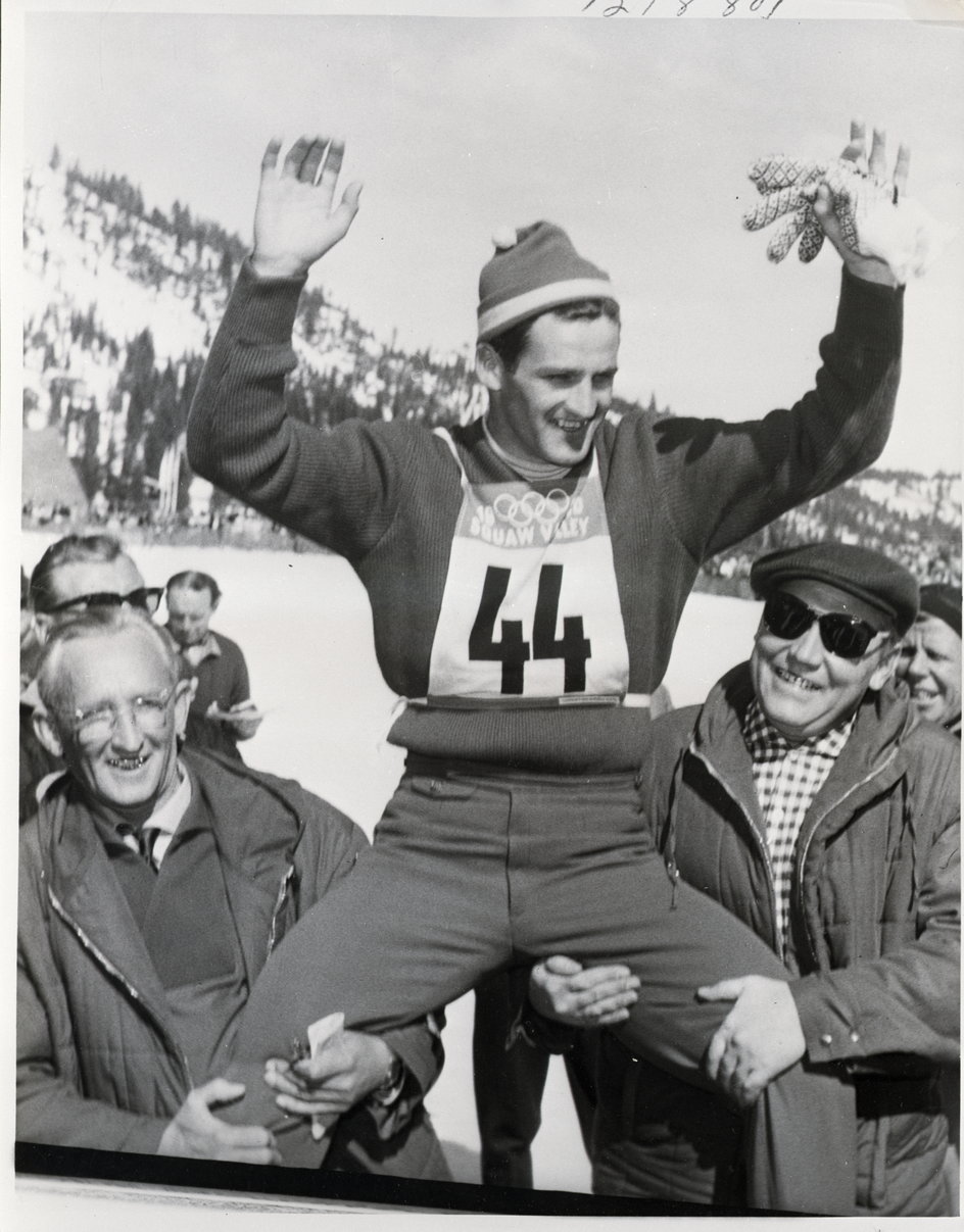 Helmut Recknagel świętujący złoto olimpijskie zdobyte w Kalifornii