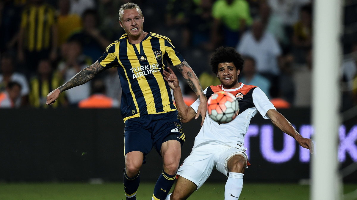 Simon Kjaer (L)