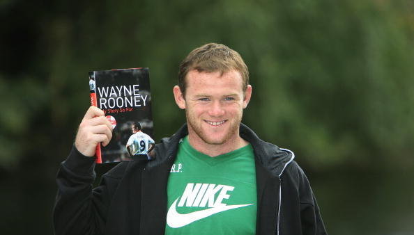 Wayne Rooney z książką