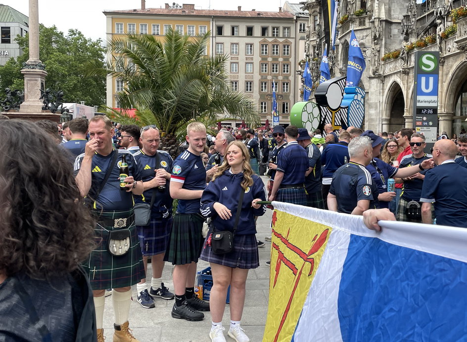 Los aficionados escoceses tienen la Marienztplatz en Munich