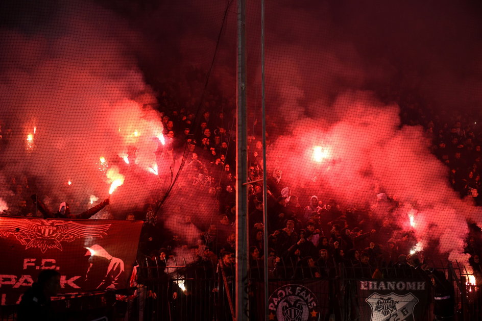 Kibice PAOK to jedyna atrakcja, którą widzieli asystenci Brzęczka. W meczu z Olympiakosem Karol Świderski nie błysnął.