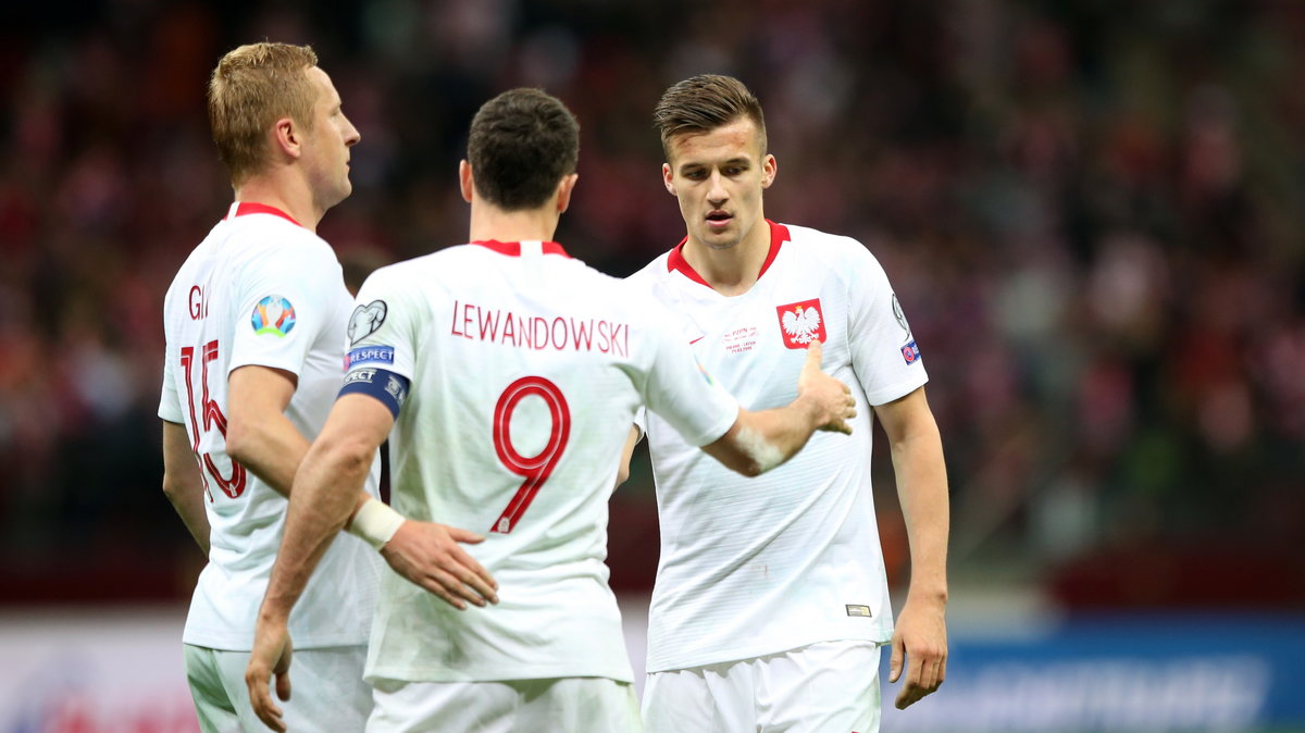 Robert Lewandowski strzelił gola na 1:0 w meczu z Łotwą po centrze Arkadiusza Recy