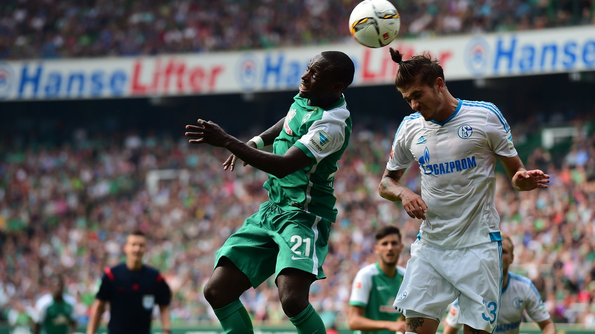 Anthony Ujah w walce o piłkę z  Romanem Neustaedterem z Schalke