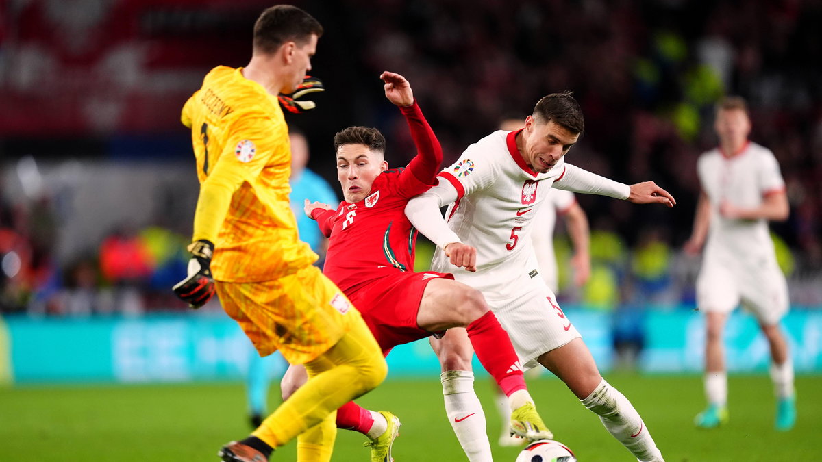 Jan Bednarek i Wojciech Szczęsny w meczu z Walią