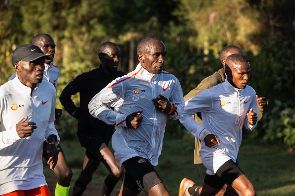 – Jesteś z Polski? Pozdrów Mamińskiego. To był superzawodnik. Nieraz rywalizowaliśmy – mówi do dziennikarza „PS” trener Kipchoge, Patrick Sang