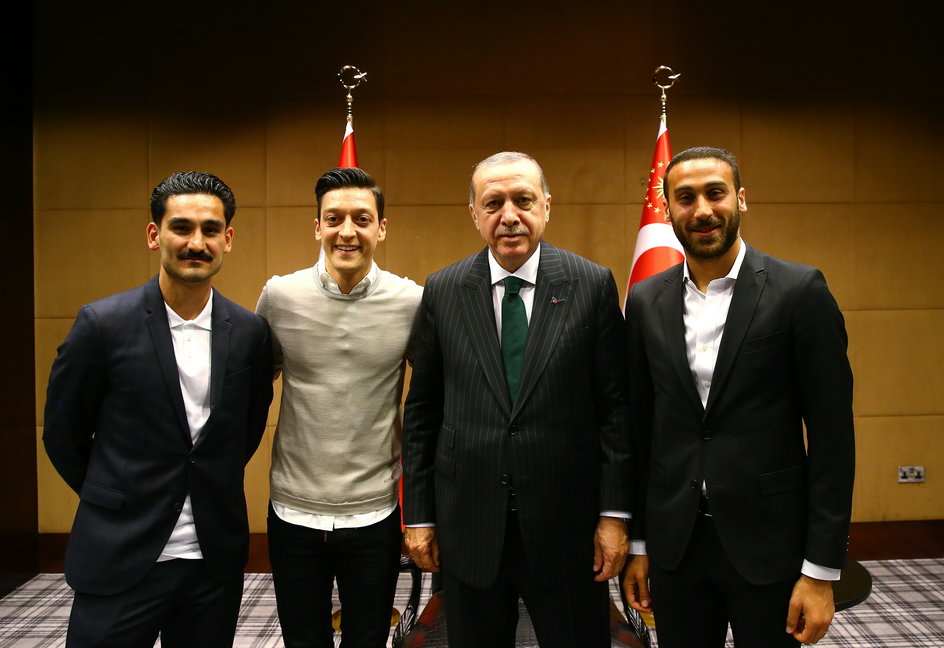 Od lewej: Ilkay Gundogan, Mesut Oezil, Recep Tayyip Erdogan i Cenk Tosun