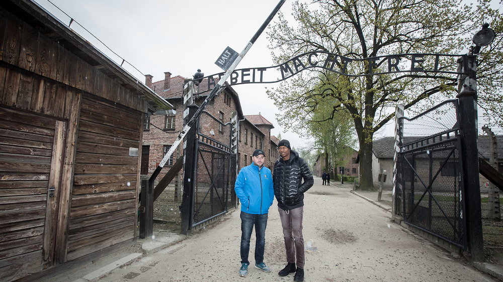 Ray Allen (z prawej) i Johnny Daniels przed bramą obozu Auschwitz-Birkenau