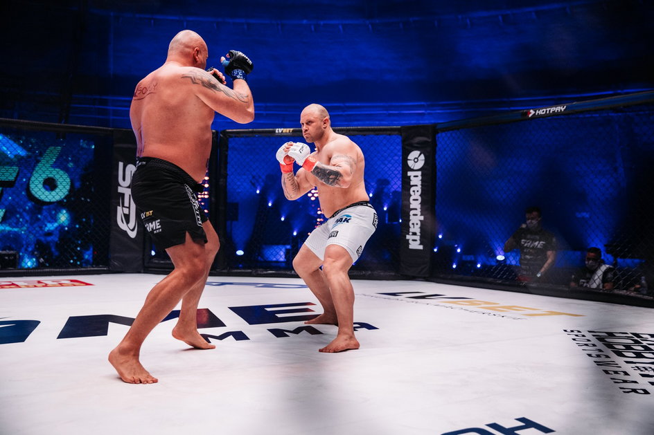 FAME MMA 6: kadr z walki Marcin Najman - Piotr "Bestia" Piechowiak