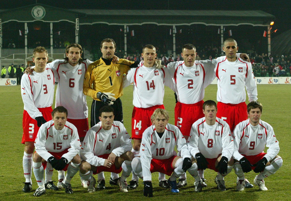 Dariusz Żuraw (stoi czwarty z lewej) dobrą grą w Hannoverze przyciągnął uwagę Pawła Janasa. Selekcjoner powołał zawodnik, gdy ten był grubo po trzydziestce. Do dziś jest drugim najstarszym debiutantem w historii reprezentacji Polski. 