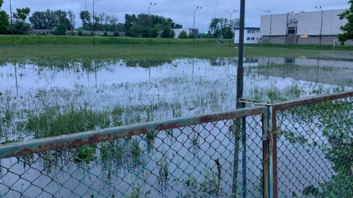 Zalany stadion RKS Okęcie