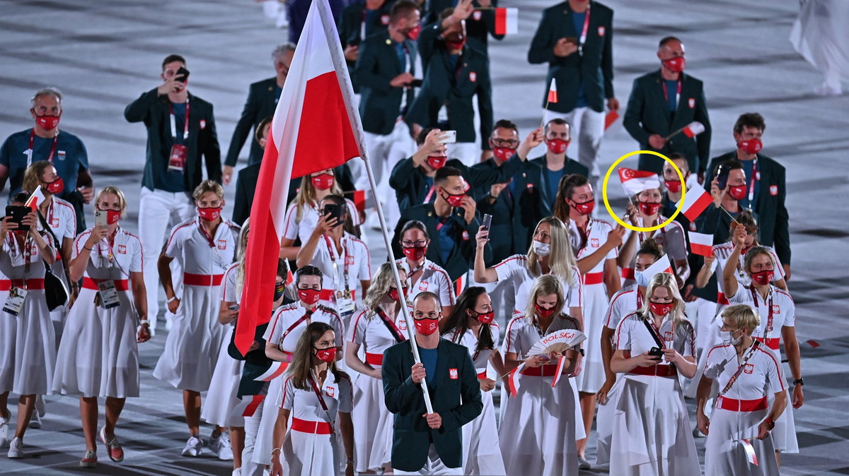 Polka z flagą Singapuru na ceremonii otwarcia IO