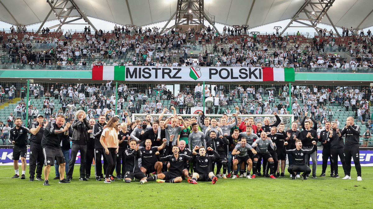 Po ostatnim gwizdku sędziego legioniści rozpoczęli fetowanie 14. tytułu mistrza Polski. Później świętowanie przeniosło się na wiślaną barkę.