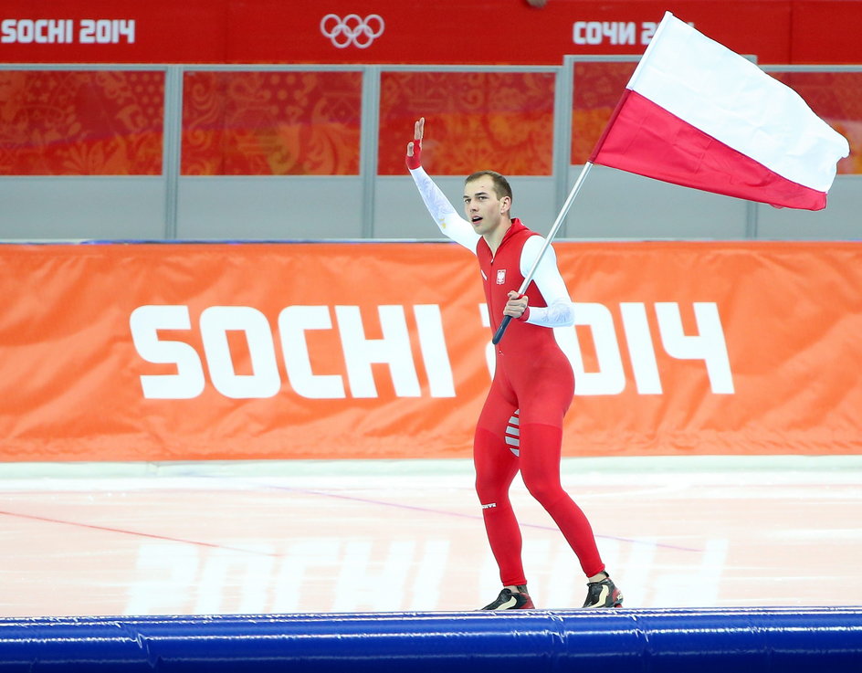 Zbigniew Bródka celebruje zwycięstwo na igrzyskach w Soczi w biegu na 1500 metrów