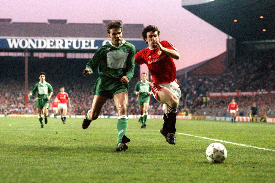 Piotr Czachowski (w czerwonym stroju) podczas meczu Manchester United - Legia Warszawa (1:1) w 1991 r.