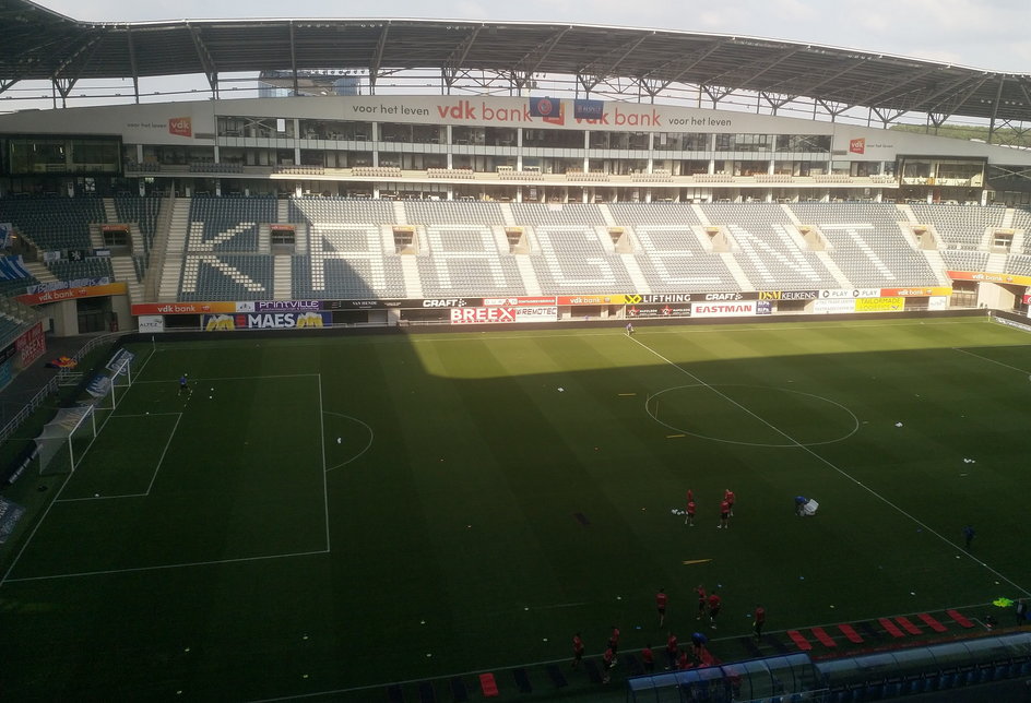 Belgowie postawili w Gandawie funkcjonalny stadion, na którego górnej kondygnacji są biura.