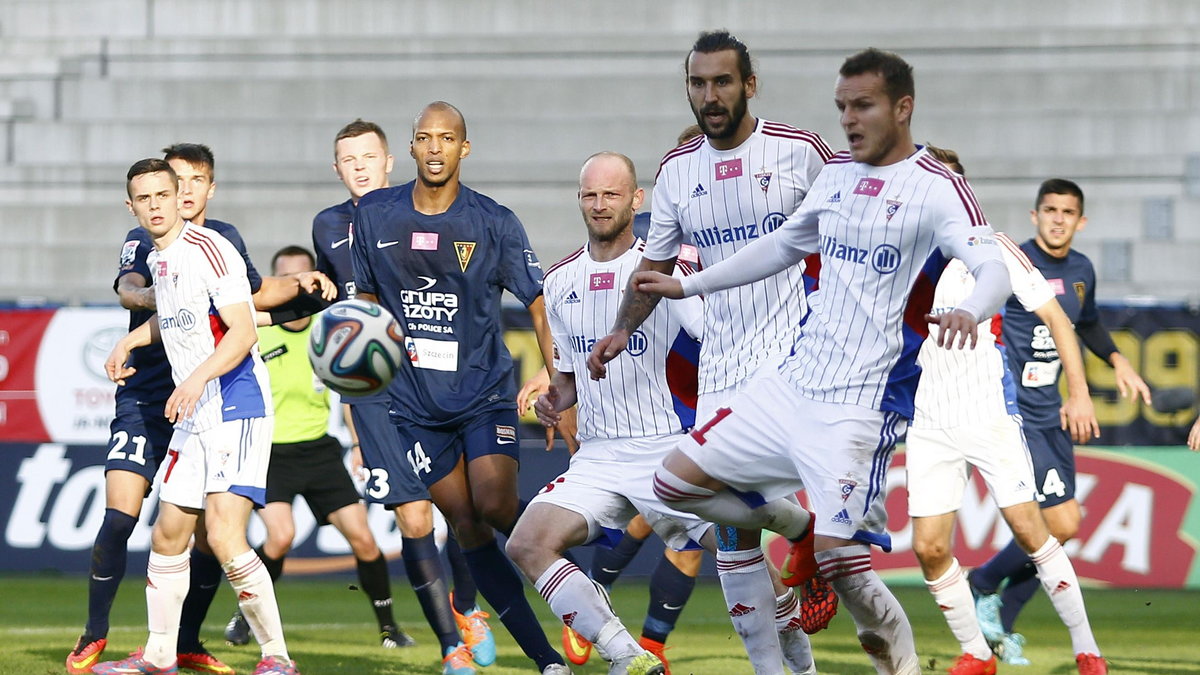 Gornik Zabrze (biale) - Pogon Szczecin (granatowe)