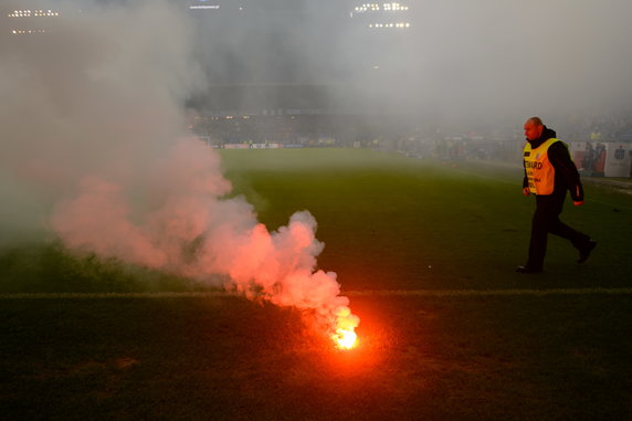 20223369 - PIŁKA NOŻNA EKSTRAKLASA LECH POZNAŃ LECHIA GDAŃSK (Race rzucane na murawę boiska przez kibiców Lechii Gdańsk)