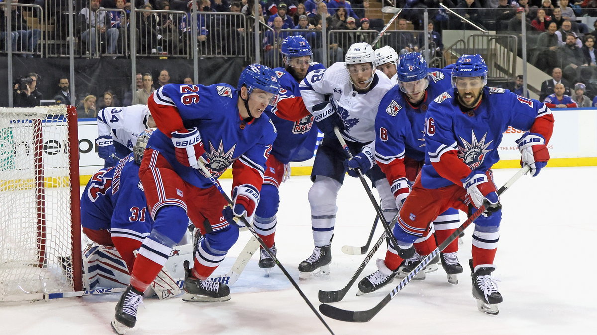 Gracze New York Rangers (na niebiesko) pokonali Toronto Maple Leafs