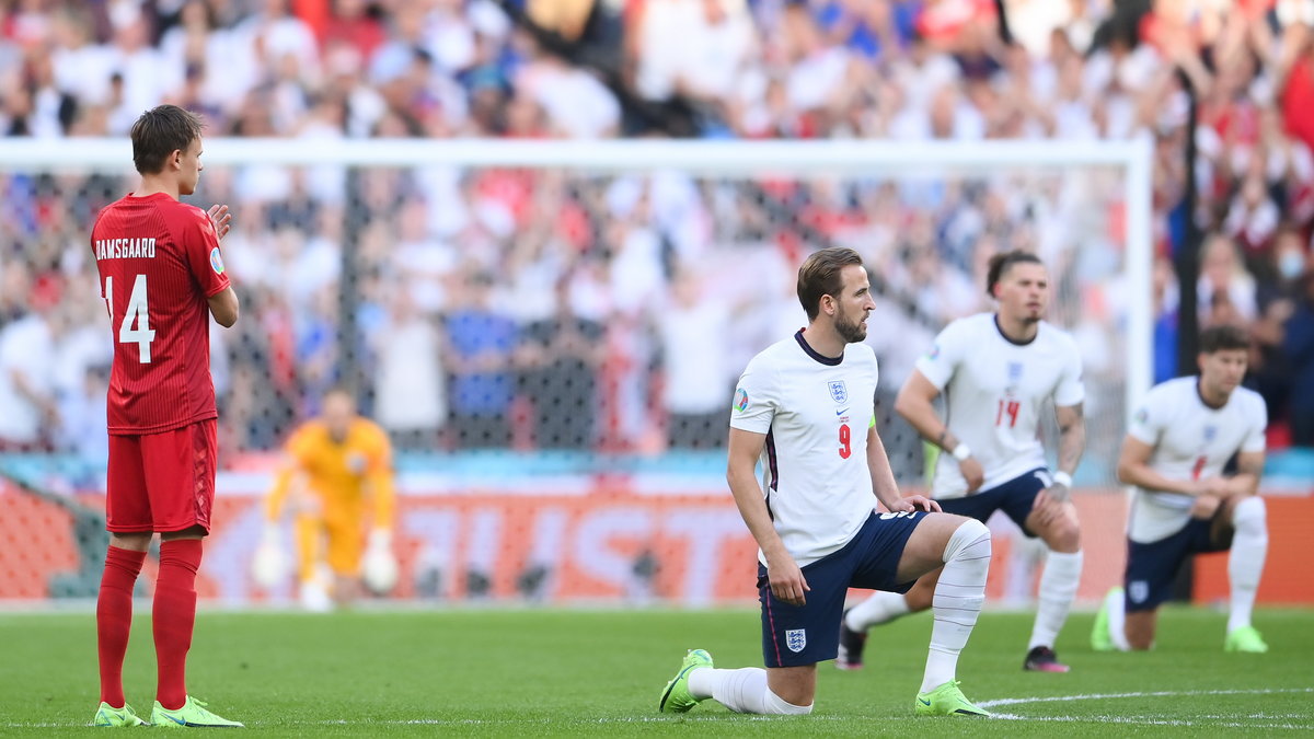 Harry Kane klęczy przed meczem reprezentacji Anglii