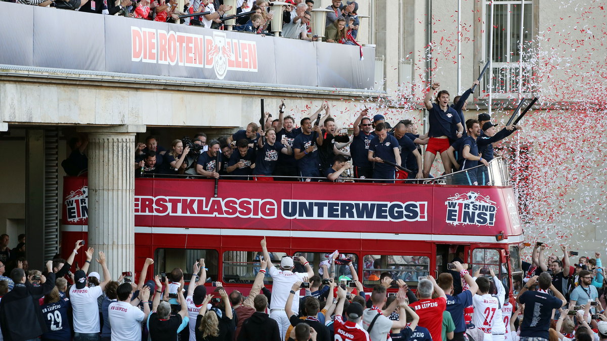 Piłkarze i kibice RB Lipsk świętujący awans do Bundesligi