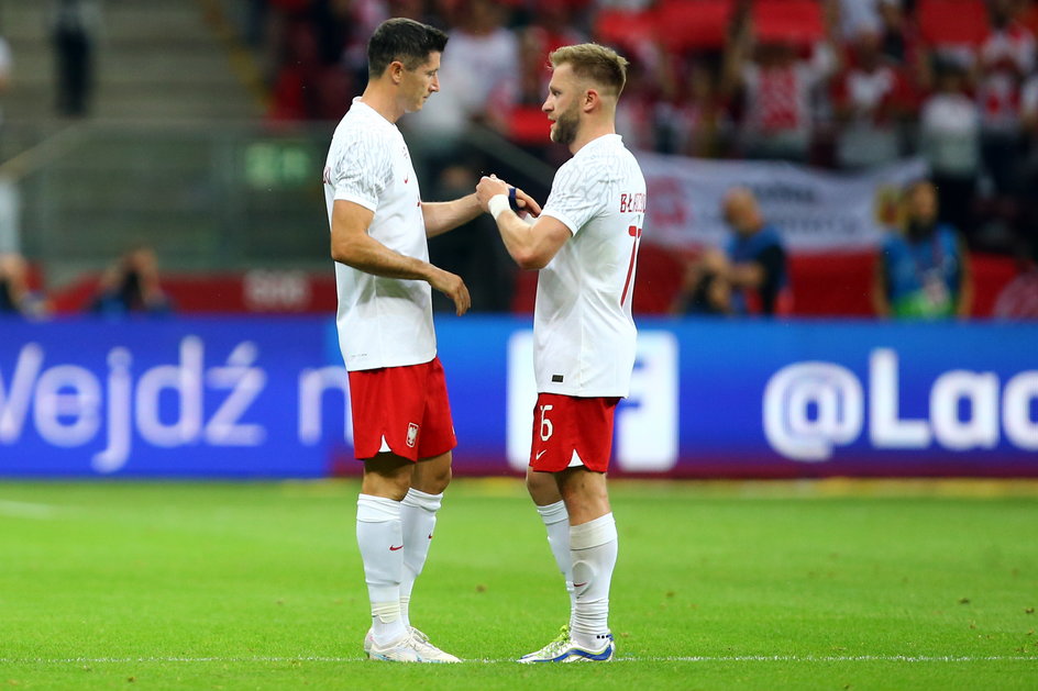 Jakub Błaszczykowski przekazuje opaskę Robertowi Lewandowskiemu podczas pożegnalnego meczu w reprezentacji Polski