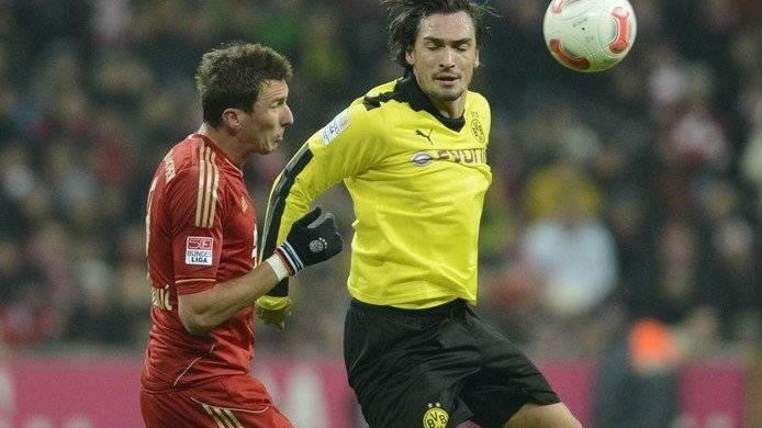 Bayern Monachium - Borussia Dortmund Mario Mandzukic i Mats Hummels