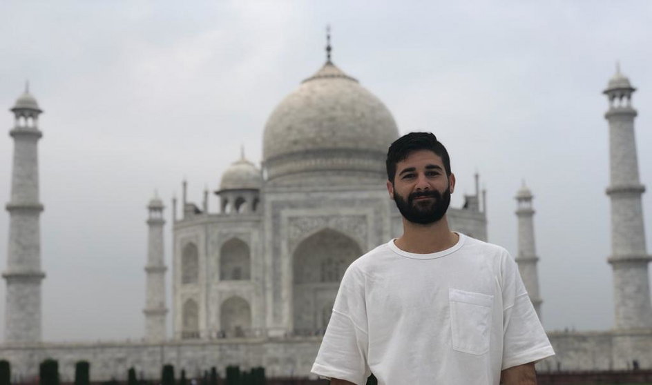 Nestor Gordillo przed słynnym mauzoleum Tadż Mahal w Indiach.