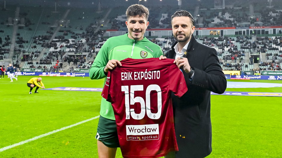 Przed meczem z Pogonią Erik Exposito odebrał z rąk prezesa Patryka Załęcznego pamiątkową koszulkę z okazji rozegrania 150 meczów w barwach Śląska