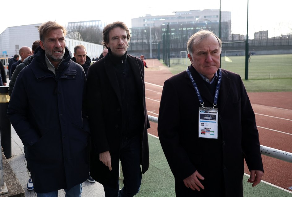 Juergen Klopp (primo da sinistra), Antoine Arnault e il presidente del Paris PFC Pierre Ferracci allo Stade Charlety, dove il Paris FC ha giocato nella stagione 2024/25