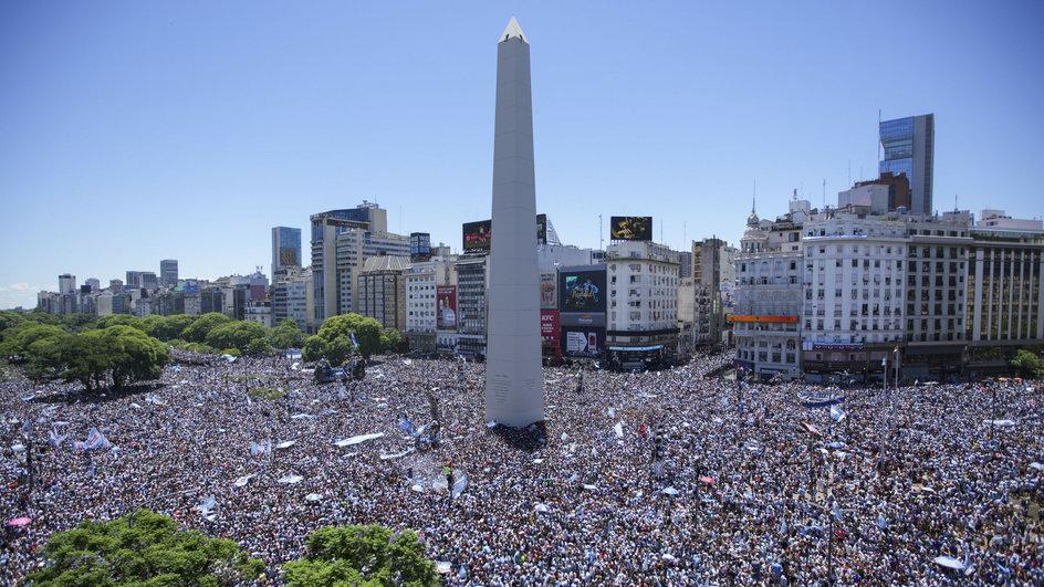 Tłumy argentyńskich kibiców pod El Obelisco w Buenos Aires