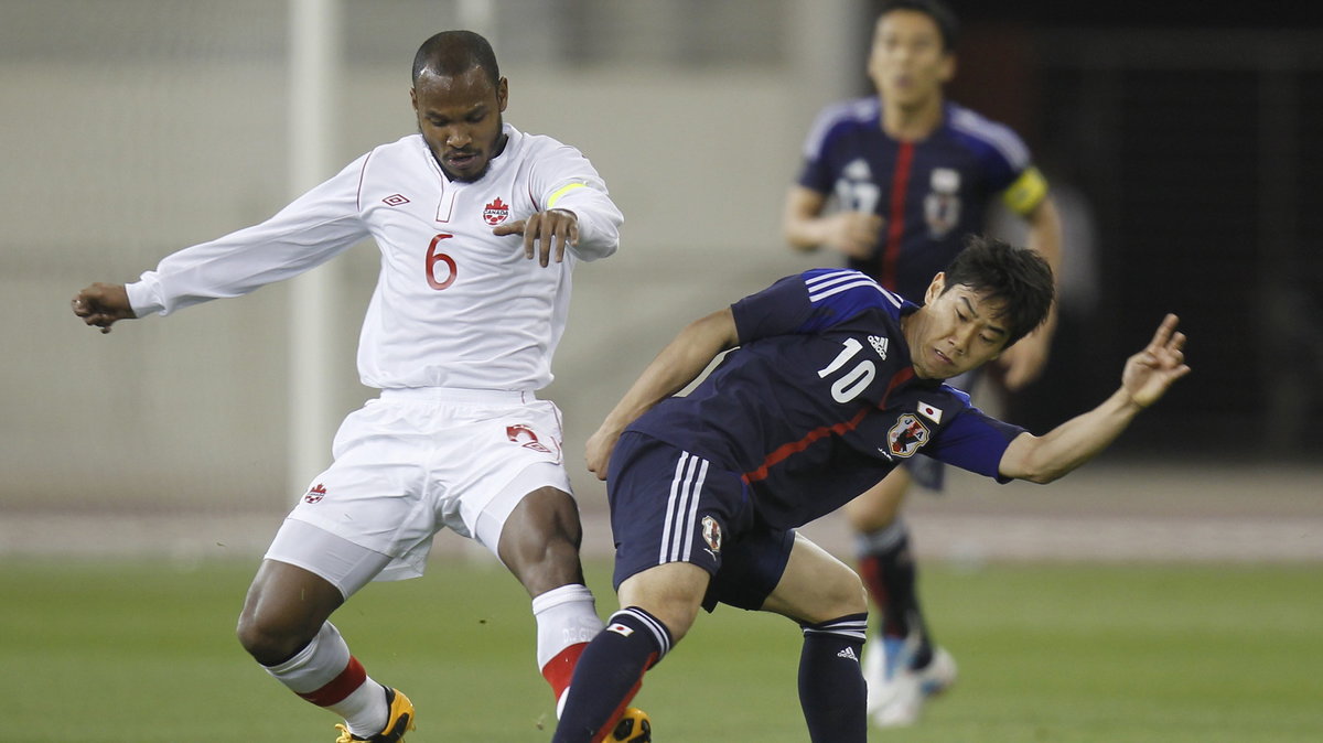 Julian de Guzman (L) i Shinji Kagawa (P)