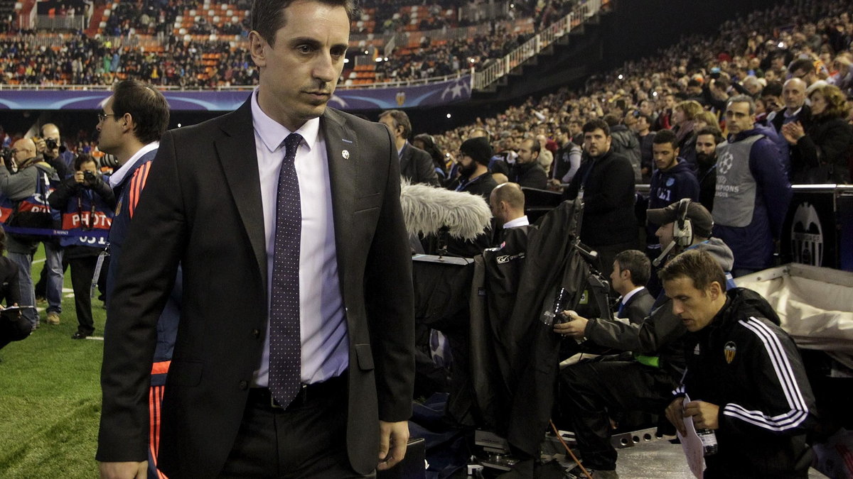 Gary Neville nie poda się do dymisji po blamażu w meczu z Barceloną