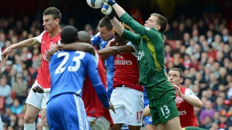 Wojciech Szczęsny (na zielono) wybija piłkę pod swoją bramką