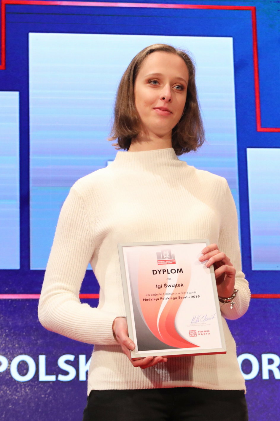 Agata Świątek odbiera za siostrę nagrodę Polskiego Radia w 2020 r.