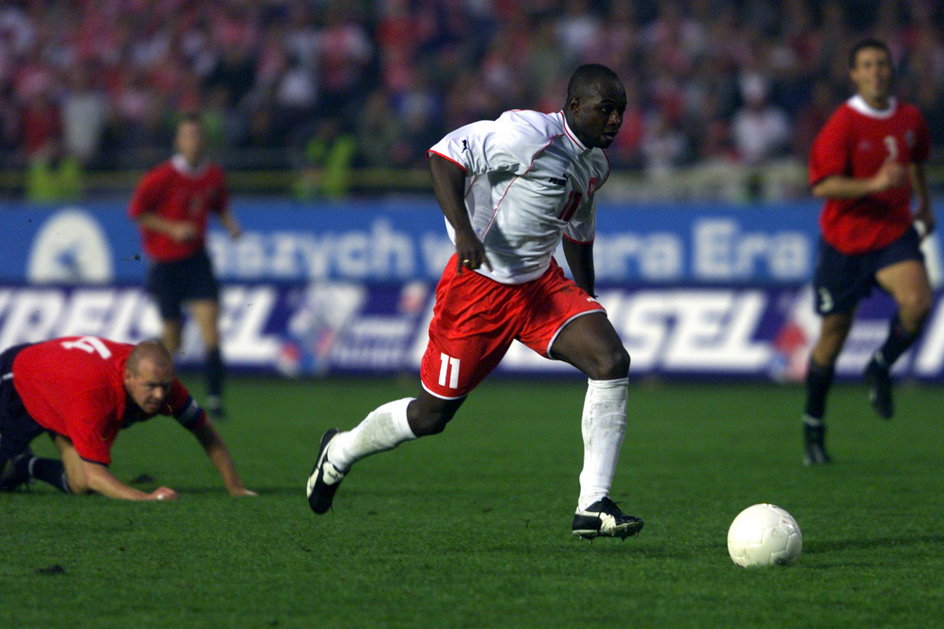 Emmanuel Olisadebe w meczu z Norwegią (2001 )